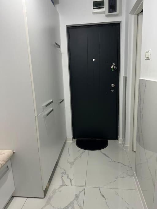 1 Room Apartment- Self Check In 24H Resita Exterior photo